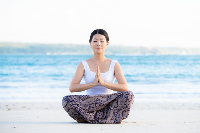 海で瞑想する女性